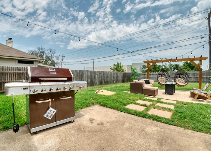 Near Kalahari, Cowboy Pool, Arcade, King Beds, Grill , Large Patio, Firepit * Round Rock