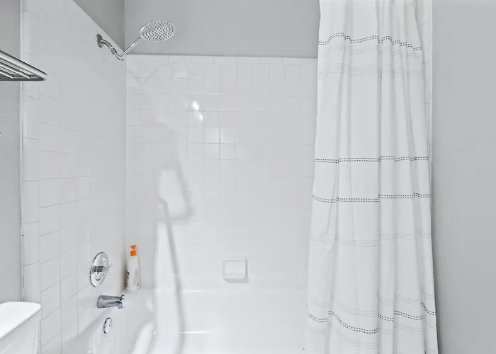 Near Kalahari, Cowboy Pool, Arcade, King Beds, Grill , Large Patio, Firepit Holiday home Round Rock