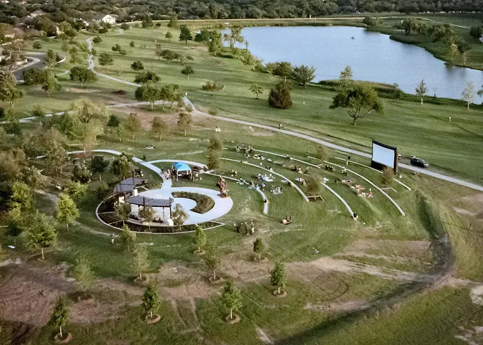 Near Kalahari, Cowboy Pool, Arcade, King Beds, Grill , Large Patio, Firepit * Round Rock