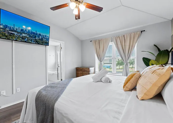 Near Kalahari, Cowboy Pool, Arcade, King Beds, Grill , Large Patio, Firepit Holiday home