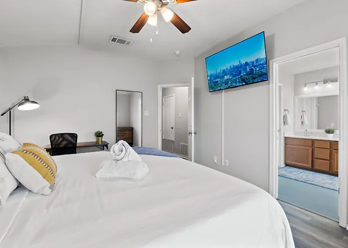 Near Kalahari, Cowboy Pool, Arcade, King Beds, Grill , Large Patio, Firepit Holiday home Round Rock