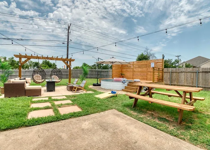 Near Kalahari, Cowboy Pool, Arcade, King Beds, Grill , Large Patio, Firepit Holiday home