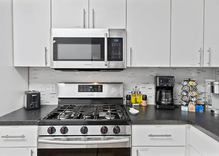 Near Kalahari, Cowboy Pool, Arcade, King Beds, Grill , Large Patio, Firepit Holiday home Round Rock
